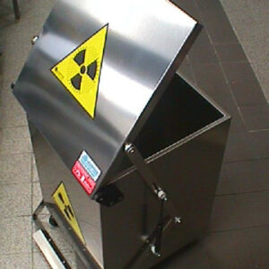 Contenitore per rifiuti radioattivi con apertura a pedale