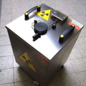 Contenitore per rifiuti radioattivi con apertura a molla