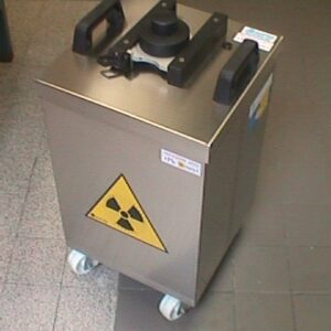 Contenitore per rifiuti radioattivi con apertura a slitta